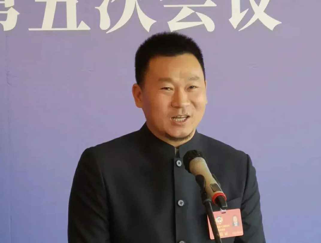 为进一步展示市政协团结、民主、开放、自信的形象，向市民和网友展示政协委员的履职风采，中山市政协十二届五次会议在2月4日上午开幕前开设“委员通道”，市政协委员、重庆俊才自然营养品有限公司公司总经理陈朝阳走进“委员通道”，回应社会关切的问题。他就如何做好城市应急管理规划的问题进行发言，并回答记者提问。.jpg